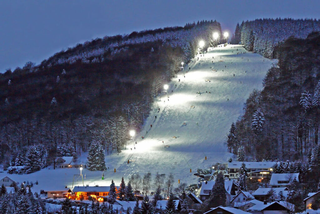Winter am Berg Flutlicht Skifahren 01