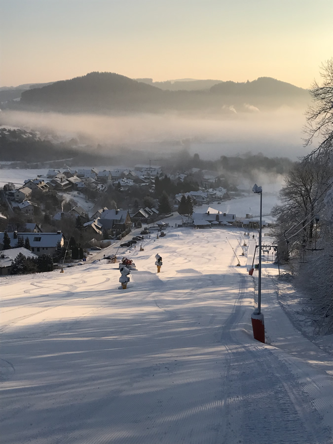 Winter am Berg Skifahren und Rodeln 14 h